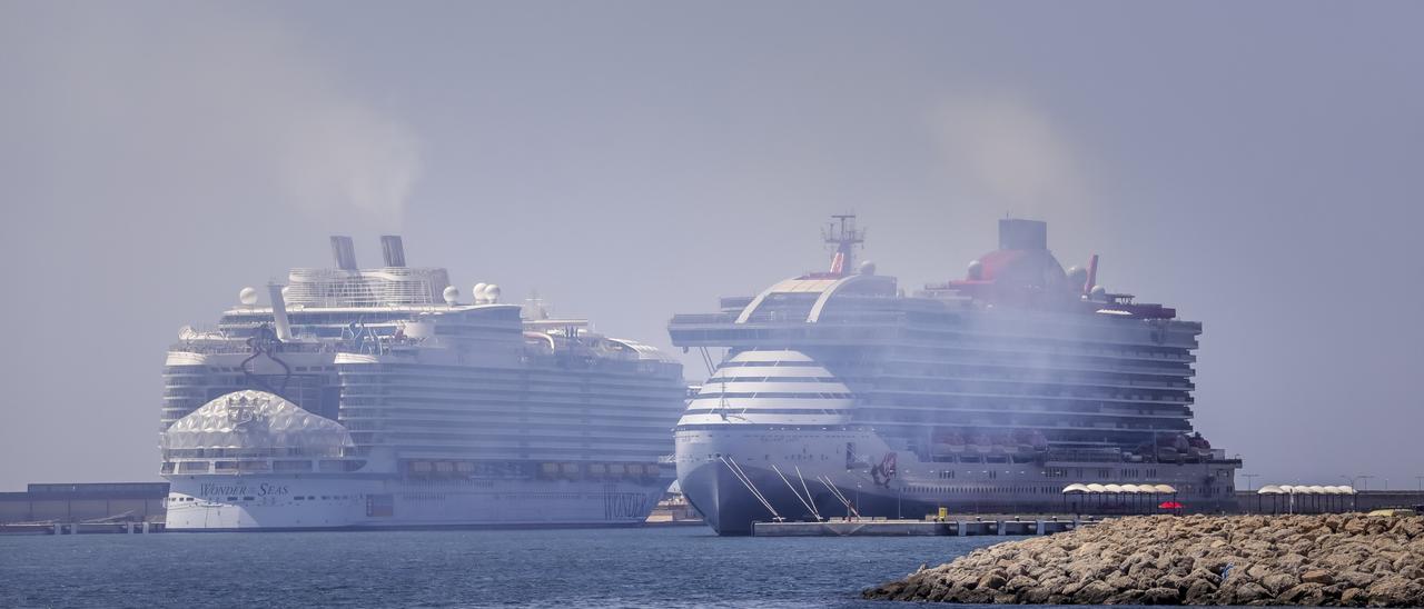 Cruceros atracados en la bahía de Palma provocando las famosas nubes de CO2.