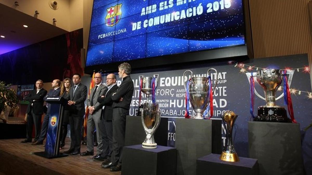 Bartomeu, junto a otros directivos, en Barcelona.