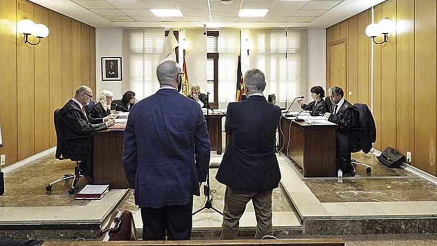 Los dos acusados, el primer dÃ­a del juicio oral.