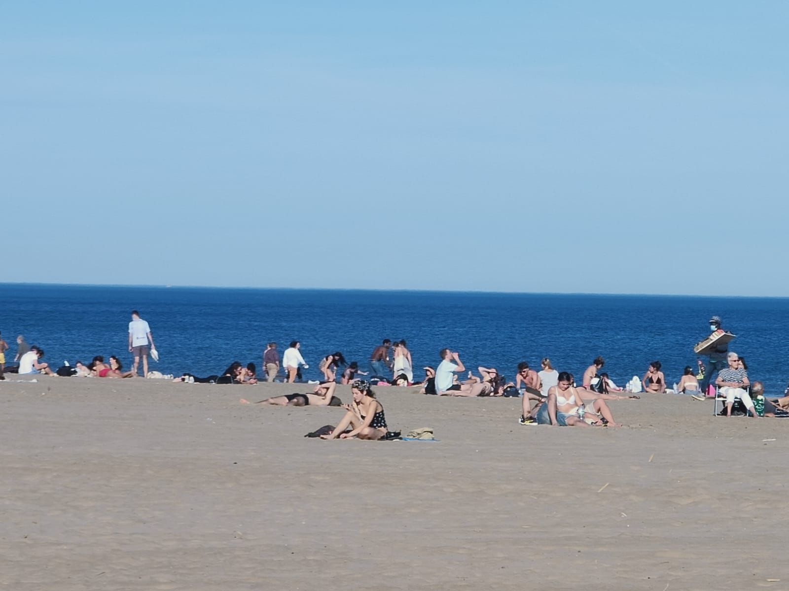 El buen tiempo llena la playa de la Malva-rosa en enero