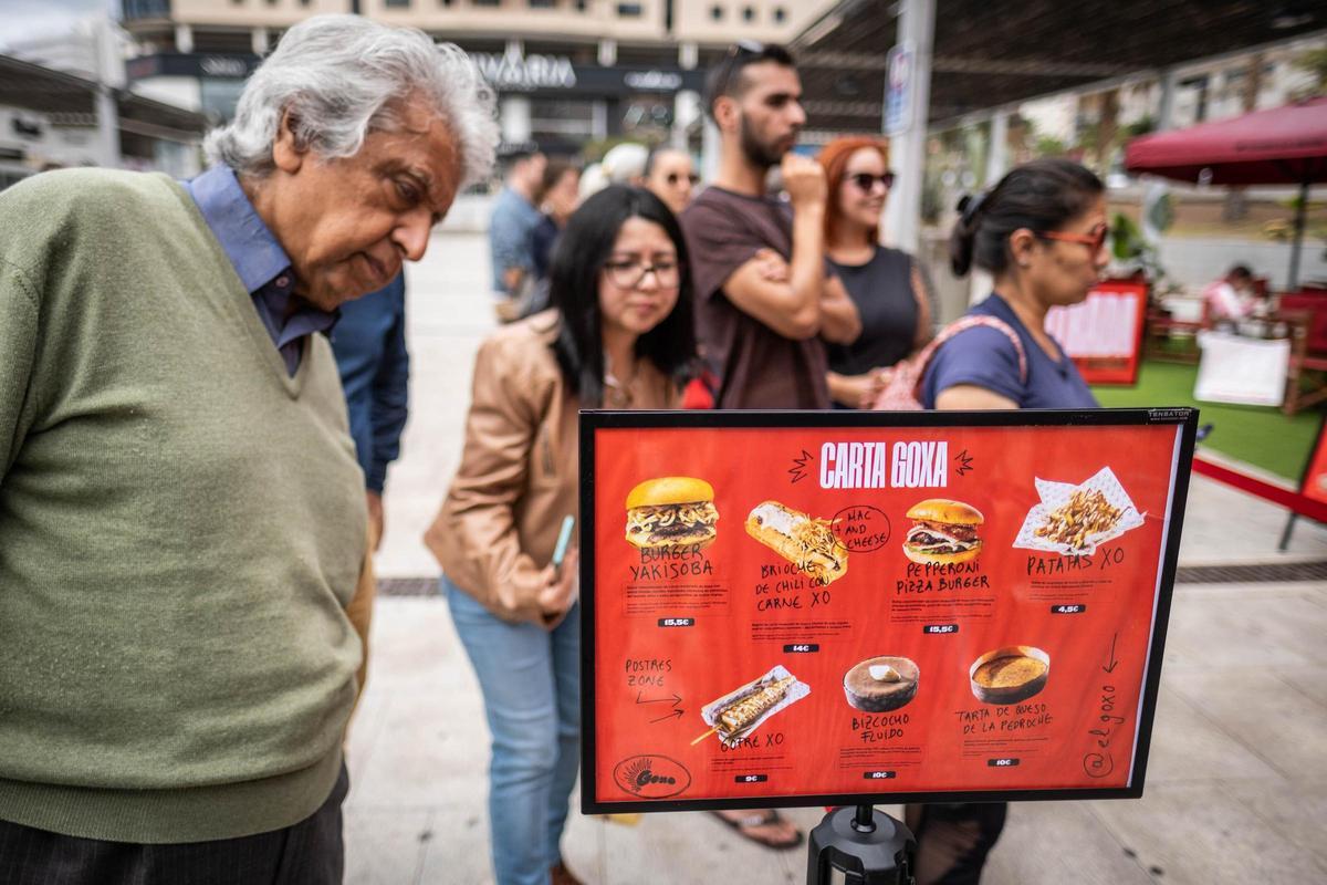 Colas en el estreno en Tenerife de GoXo, la food truck de Dabiz Muñoz