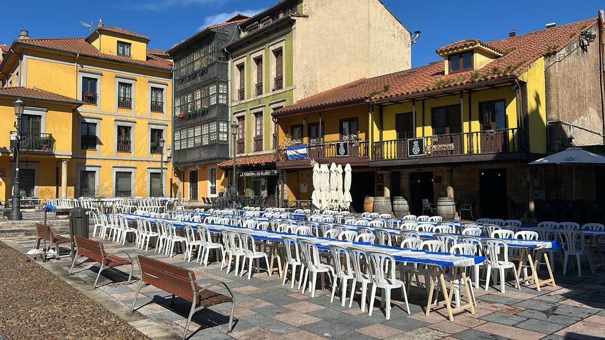 Mesas preparadas en la plaza del Carbayo