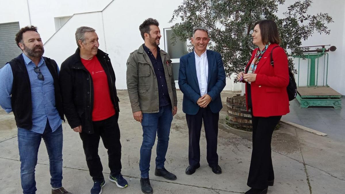 El secretario general de Industria de CCOO de Córdoba, Agustín Jiménez; la secretaria provincial de CCOO, Marina Borrego, y el portavoz parlamentario de IU y diputado de Sumar por Córdoba, Enrique Santiago, junto a compañeros de Castro del Río.