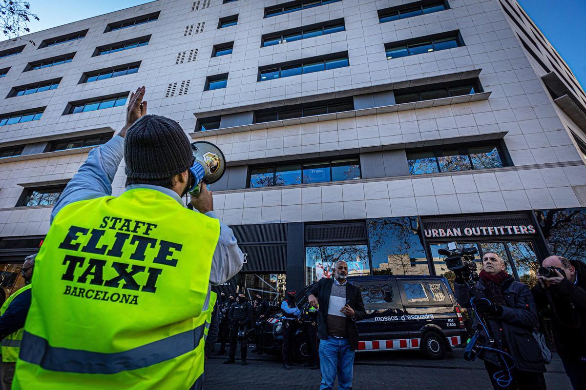 Protesta de taxistas ante la sede de Free Now, el pasado 25 de enero