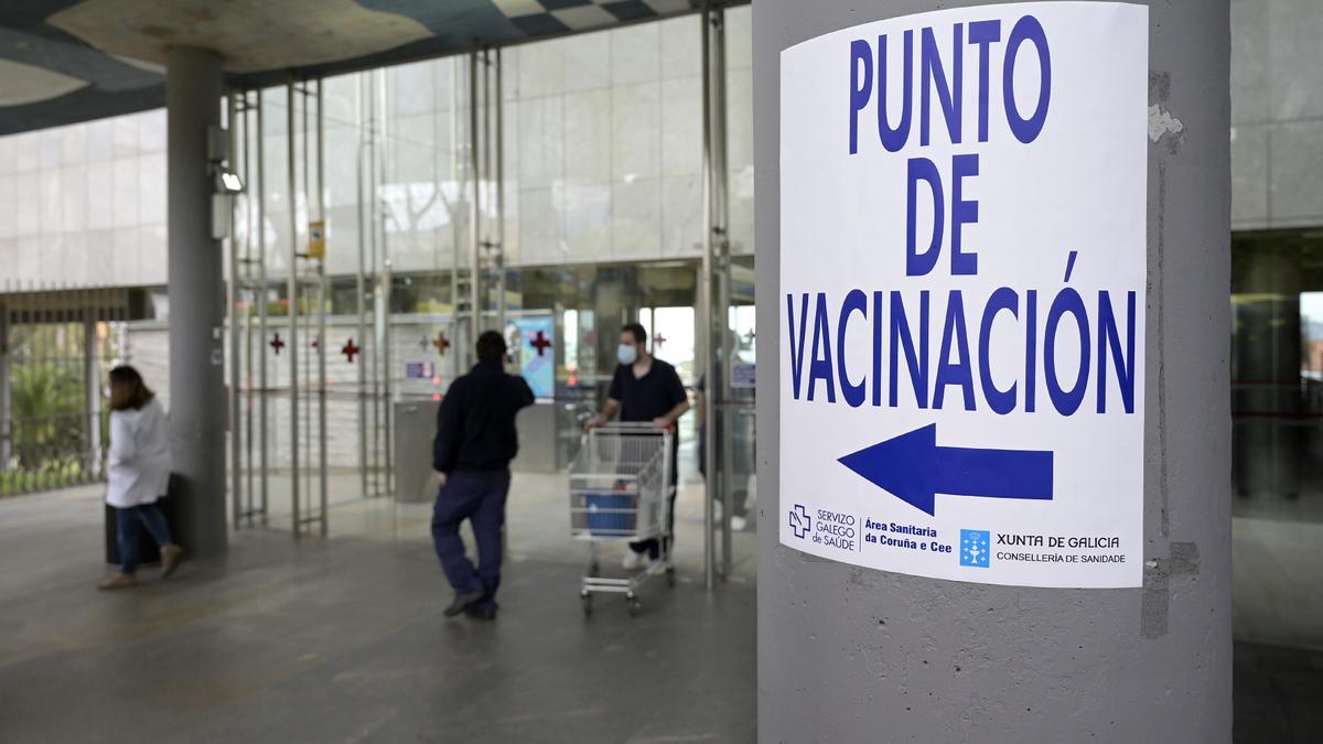 Indicaciones para el punto de vacunación en el Hospital Marítimo de Oza, en A Coruña.