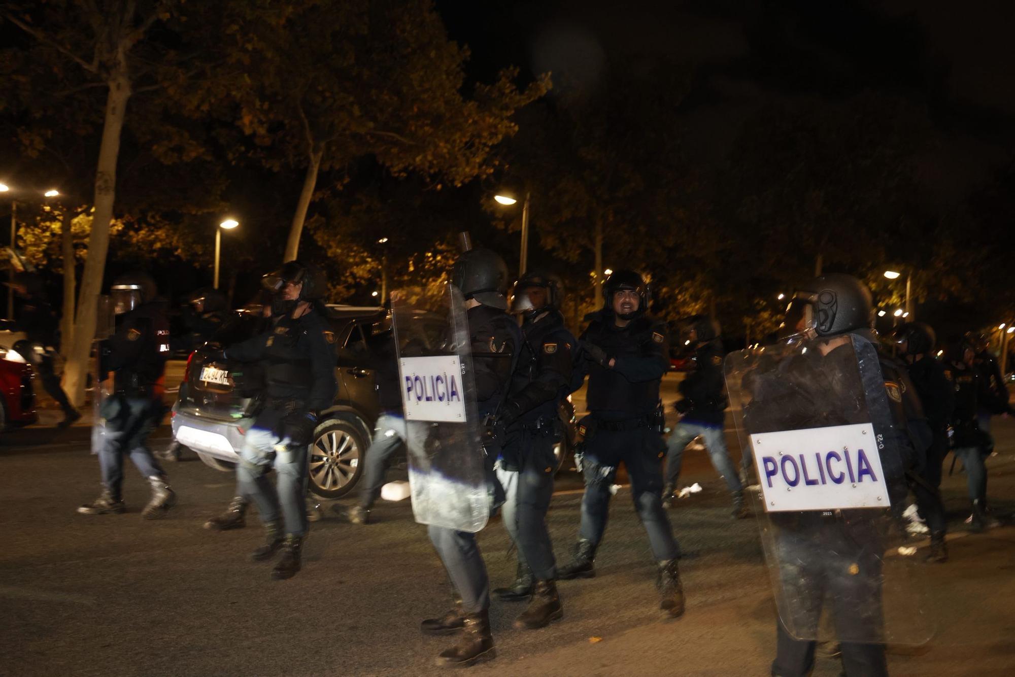 Enfrentamientos entre policía y manifestantes ante un Roig Arena blindado