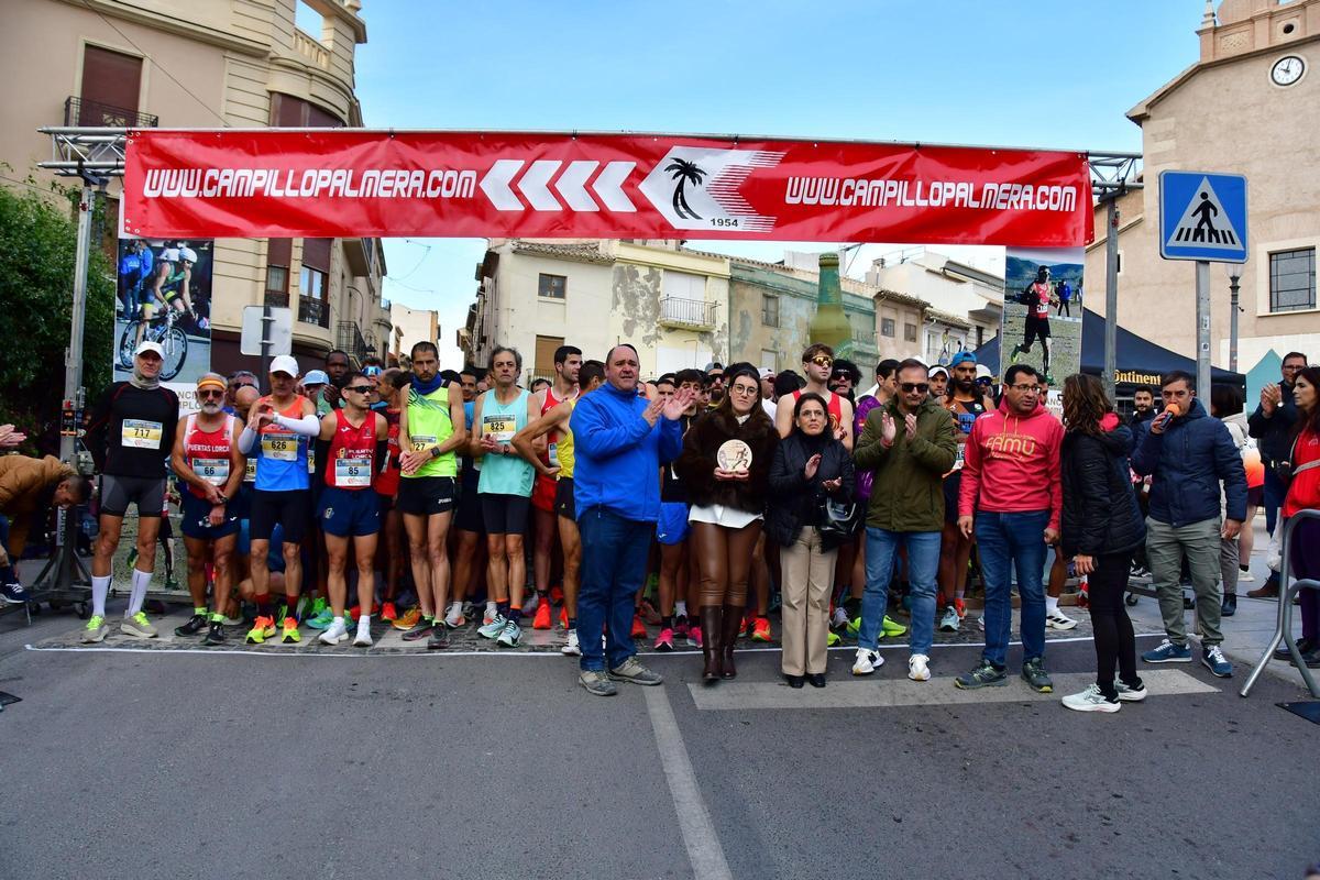 La viuda y la hija de Juan Morcillo, en el momento de la salida