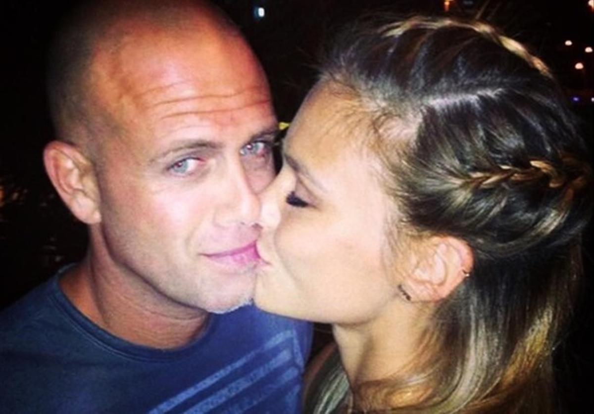 Bar Refaeli besa a su marido, el empresario israelí Adi Ezra.