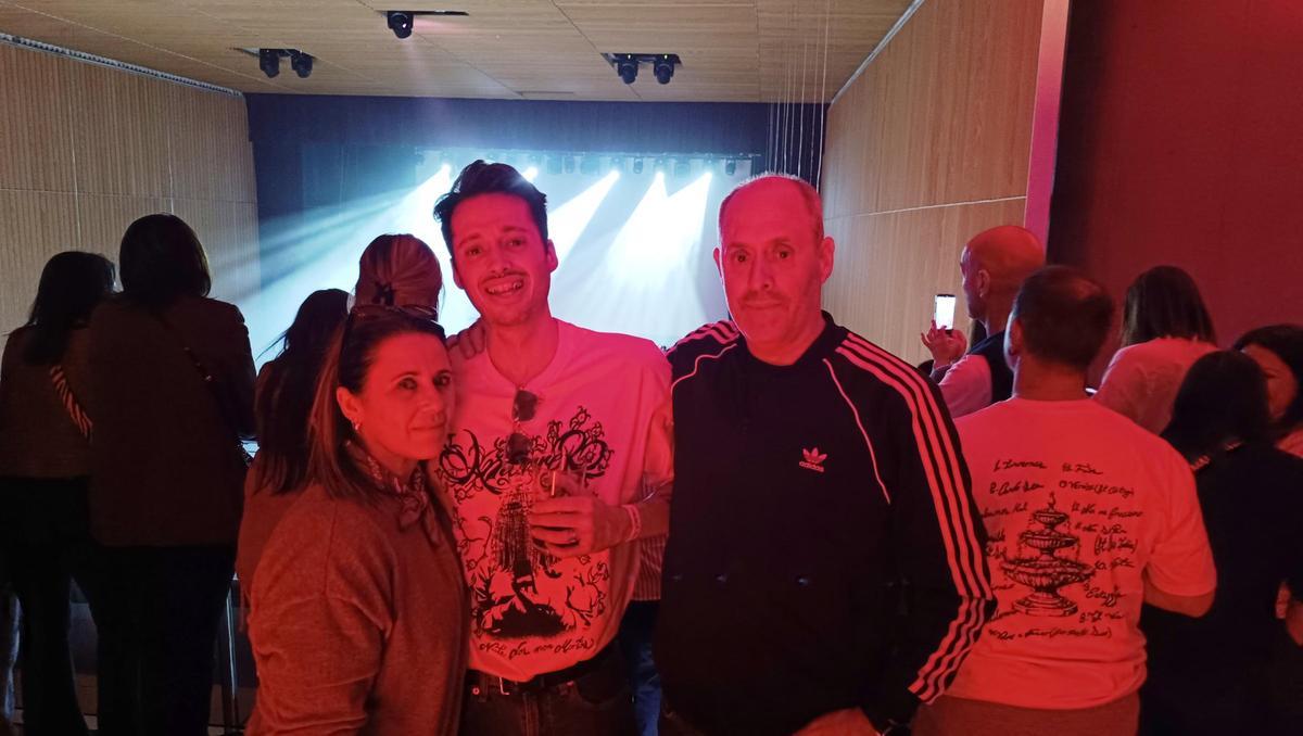 Xanma Louro con sus padres Juanma y Mónica, que disfrutaron del concierto de su hijo Martín en la Sala Capitol