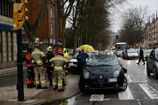 El accidente en La Calzada al volcar un coche, en imágenes
