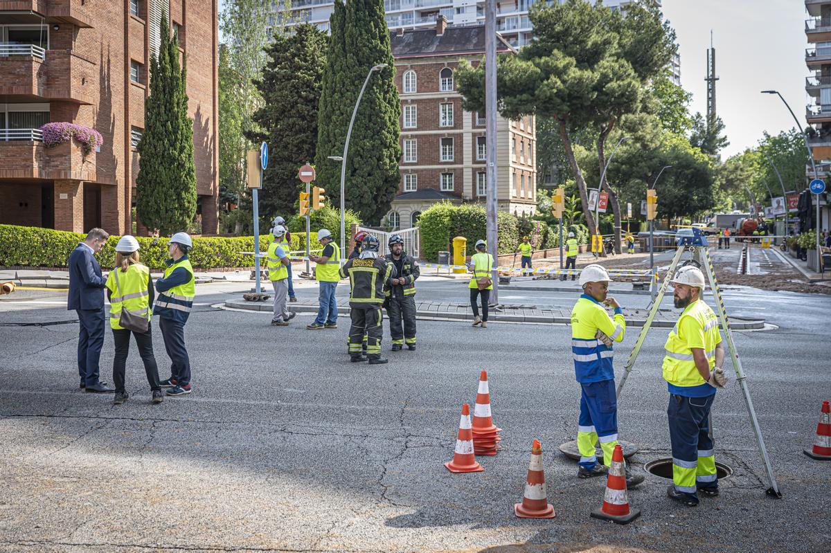 Escape de agua de grandes dimensiones en la avenida Pedralbes con el paseo Manuel Girona de Barcelona