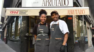 La pareja que remodeló un viejo bar de A Coruña en A Gramela: "Los vecinos están contentos porque le damos vida al barrio"
