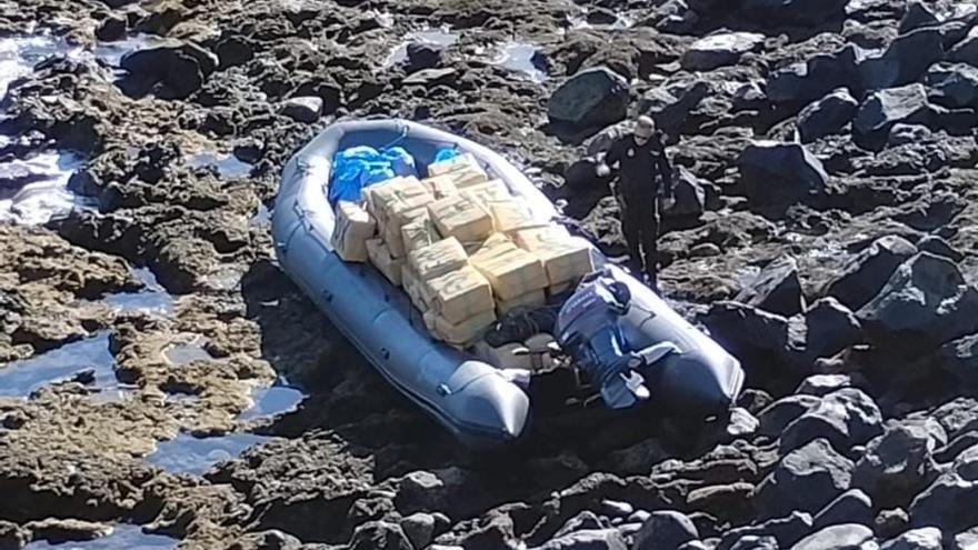 La Policía Nacional busca a los ocupantes de una lancha con 4.000 kilos de hachís que llegó a la costa de Telde