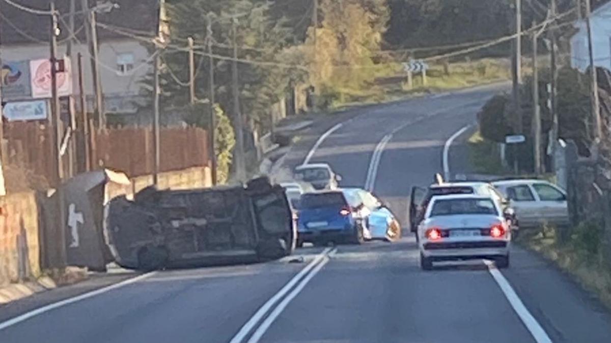 Uno de los coches volcó