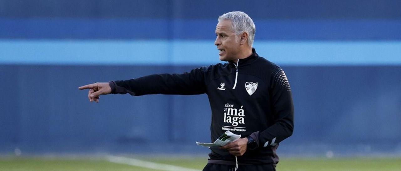 Sergio Pellicer, entrenador del Málaga CF, durante un entrenamiento de esta semana en el Anexo de La Rosaleda. | MÁLAGA CF