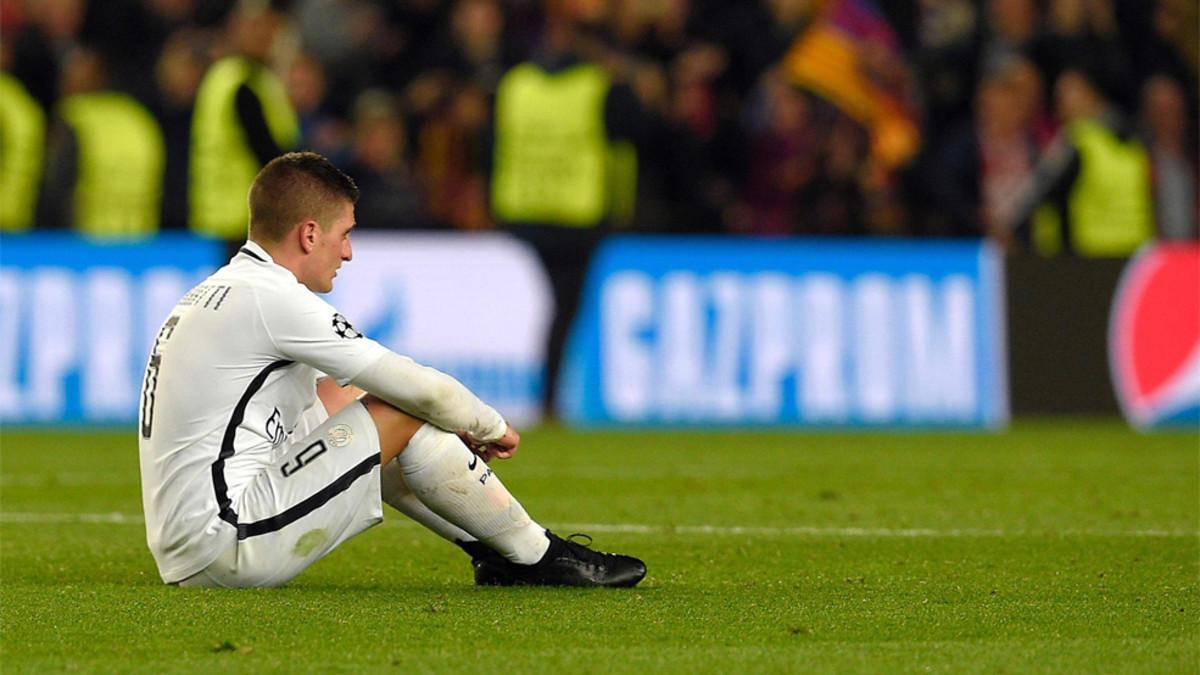 Marco Verratti sentado en el césped del Camp Nou al final del Barça-PSG (6-1) de la Champions 2016/17