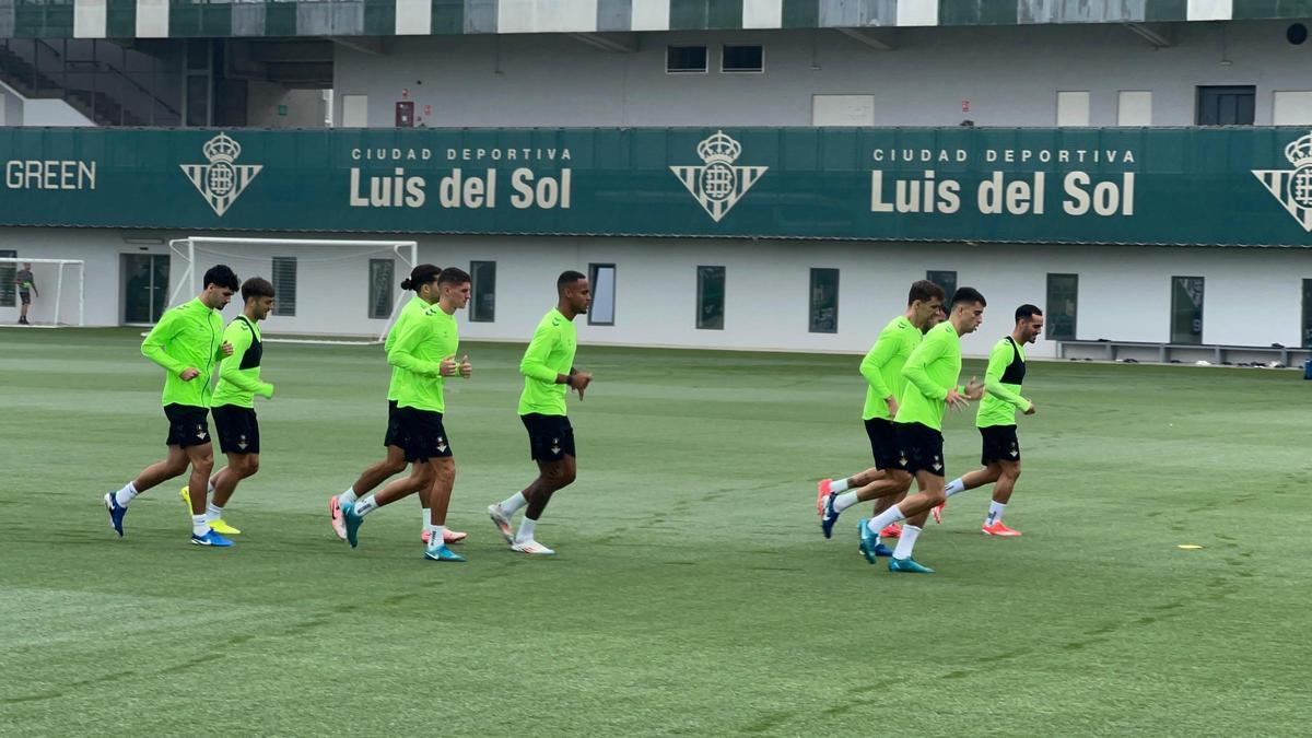 Último entrenamiento del Betis antes de viajar a Gran Canaria para jugar con la UD Las Palmas