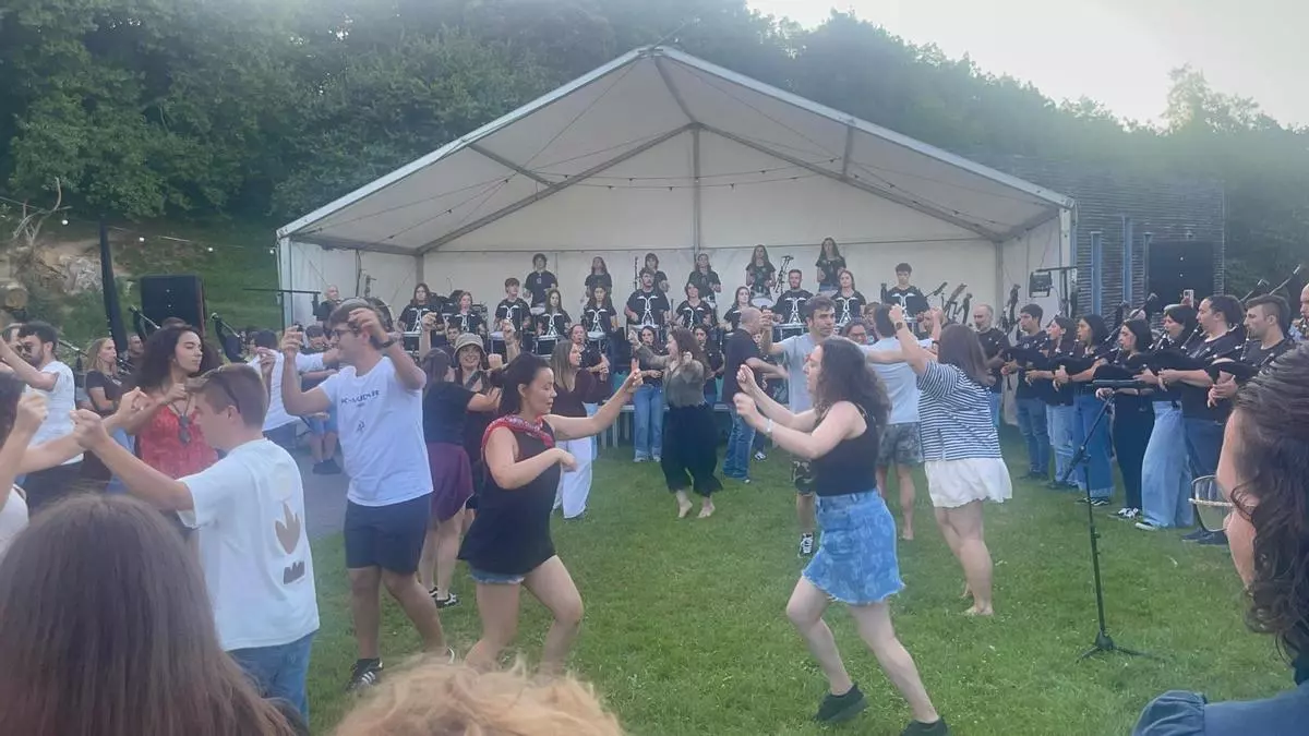 Romería del Llaciniegu: gaitas, bailes y sabor tradicional en Porrúa