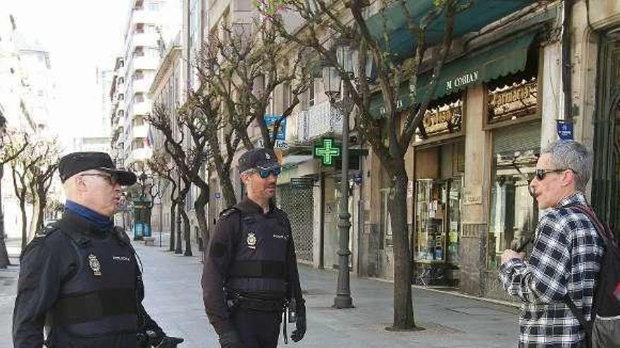 Dos policías hablando con un ciudadano en la calle. // Iñaki Osorio