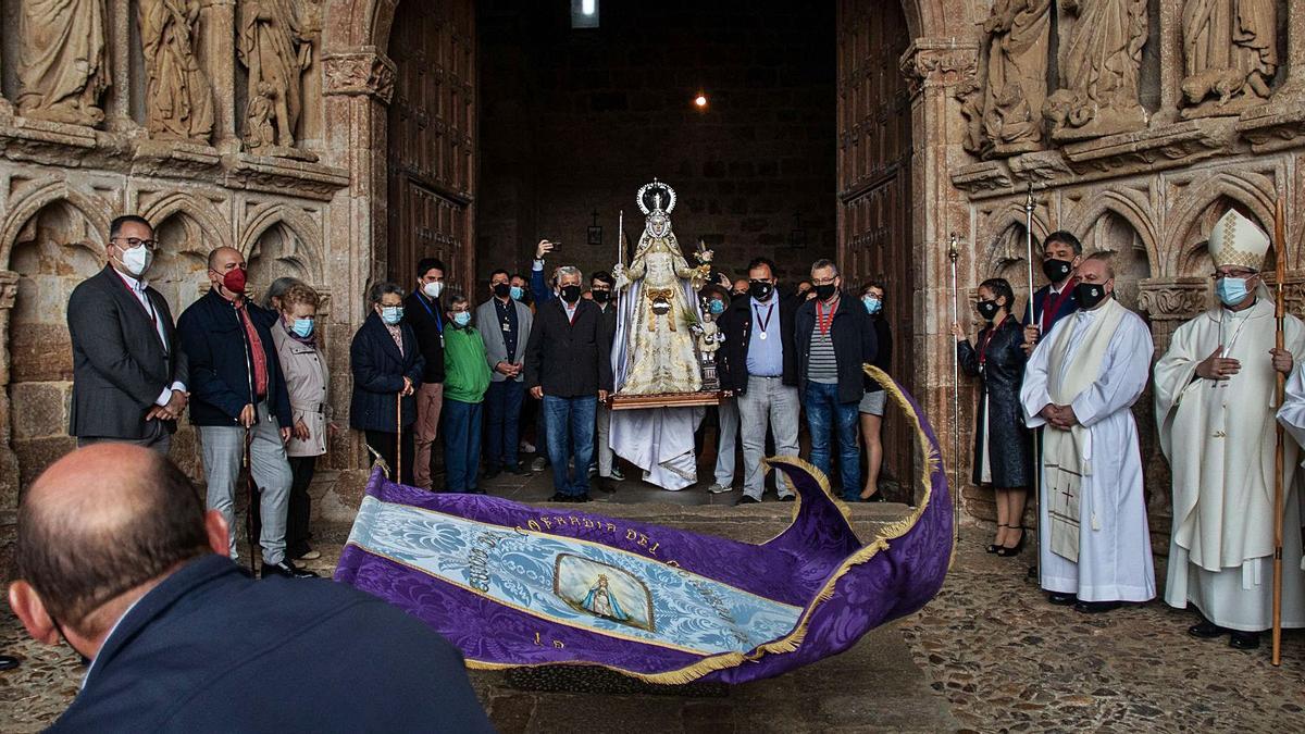 Baile de pendones en el atrio de la iglesia de Santa María la Real de La Hiniesta, bajo la mirada de la Virgen de la Concha.