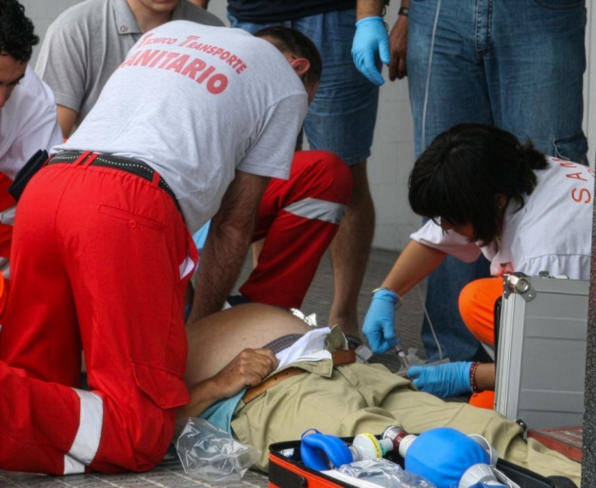 Personal sanitario reanima a un hombre que le ha dado un infarto en la calle, en una imagen de archivo.