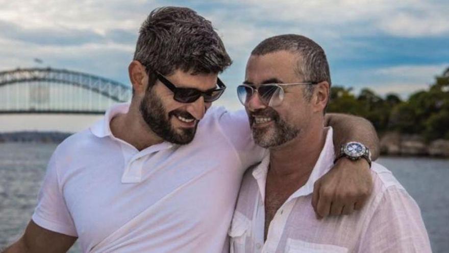 La familia de George Michael excluye al novio del cantante del funeral