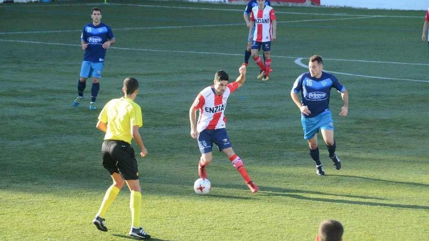 Una acción del último partido en casa del Alondras ante el Silva. // Gonzalo Núñez