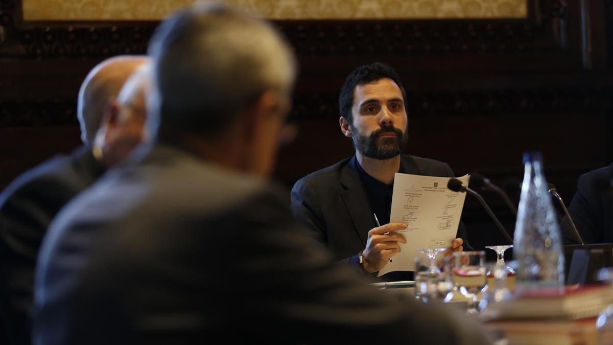 Roger Torrent preside la reunión de la Mesa del Parlament.