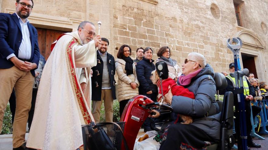 Una edición anterior de les beneïdes frente a la iglesia de Sant Antoniet de la calle de Sant Miquel