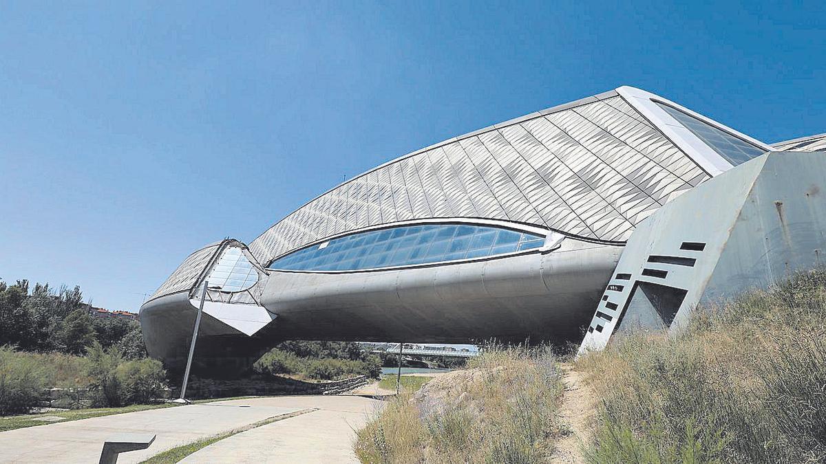 Fachada exterior del Pabellón Puente.