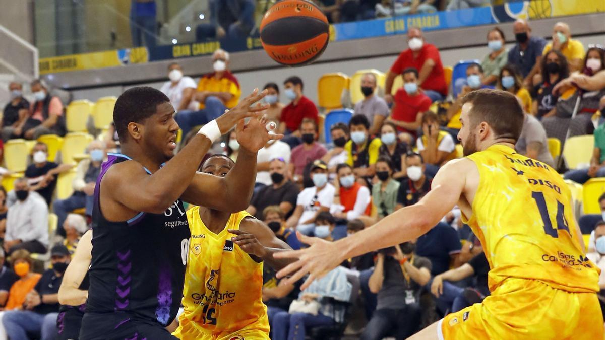 Partido entre el CB Gran Canaria y Surne Bilbao Basket en el Arena.