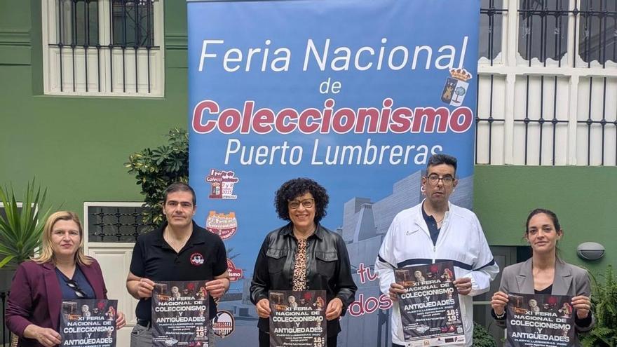 Cartas Pokémon y camisetas 'retro' de fútbol en la Feria Nacional del Coleccionismo y Antigüedades de Puerto Lumbreras