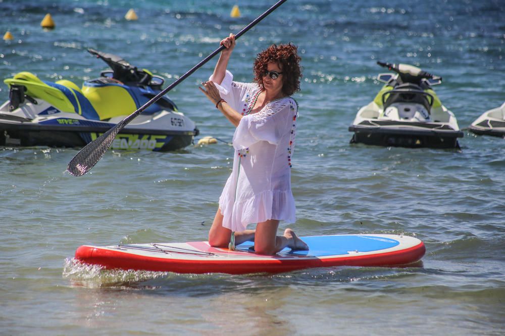 Las 22 empresas homologadas en actividades náuticas y deportivas en Torrevieja mostraron su potencial en la playa de Los Locos