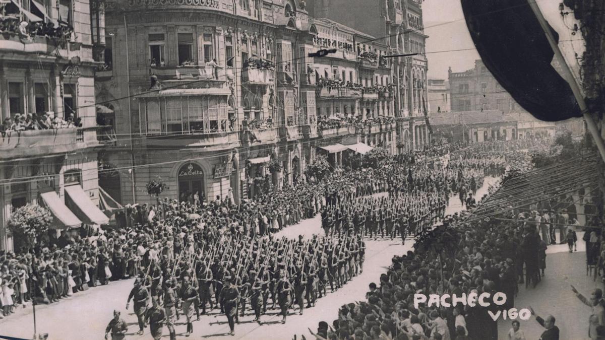 Desfile de la victoria franquista en la guerra civil por el centro de Vigo (abril  de 1939)
