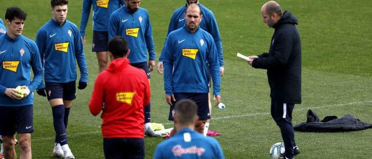 José Alberto se dirige a los jugadores durante el entrenamiento de ayer.