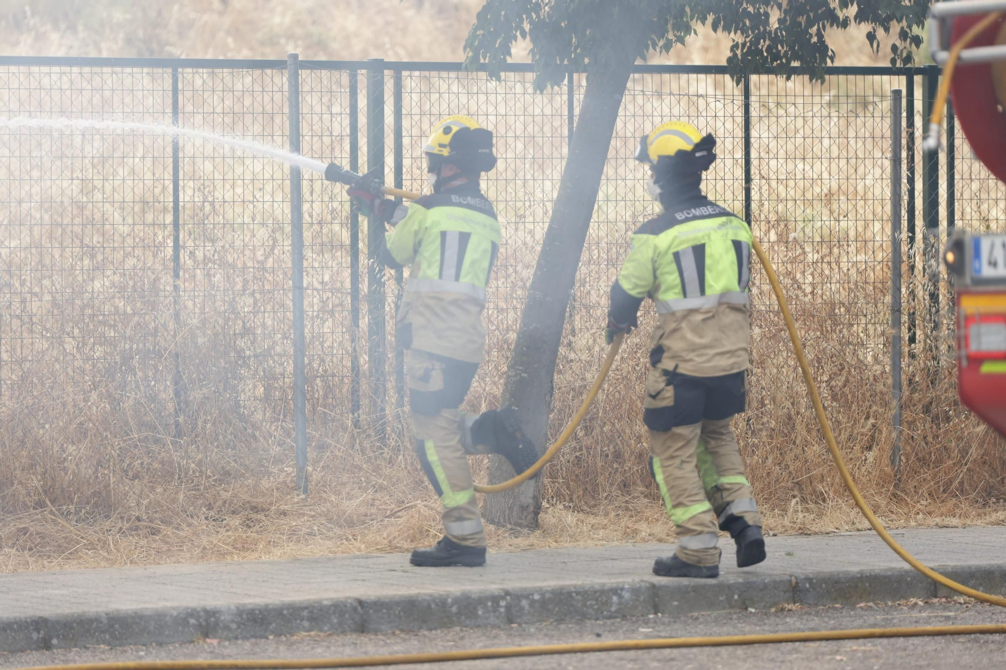 Incendio de pastos en unas pistas de fútbol de La Mejostilla