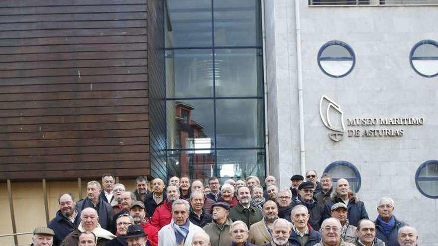 Foto de familia, ayer, de los capitanes de la Marina mercante en el Museo Marítimo.