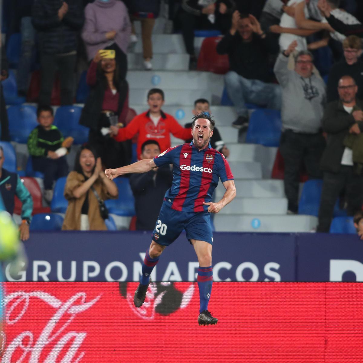 Miramón celebra su gol contra la Real Sociedad.