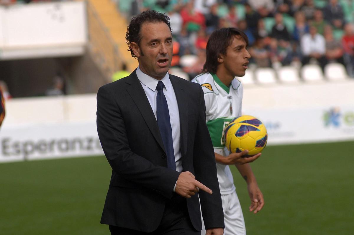 José Bordalás dirige un partido del Elche desde el banquillo del Martínez Valero.
