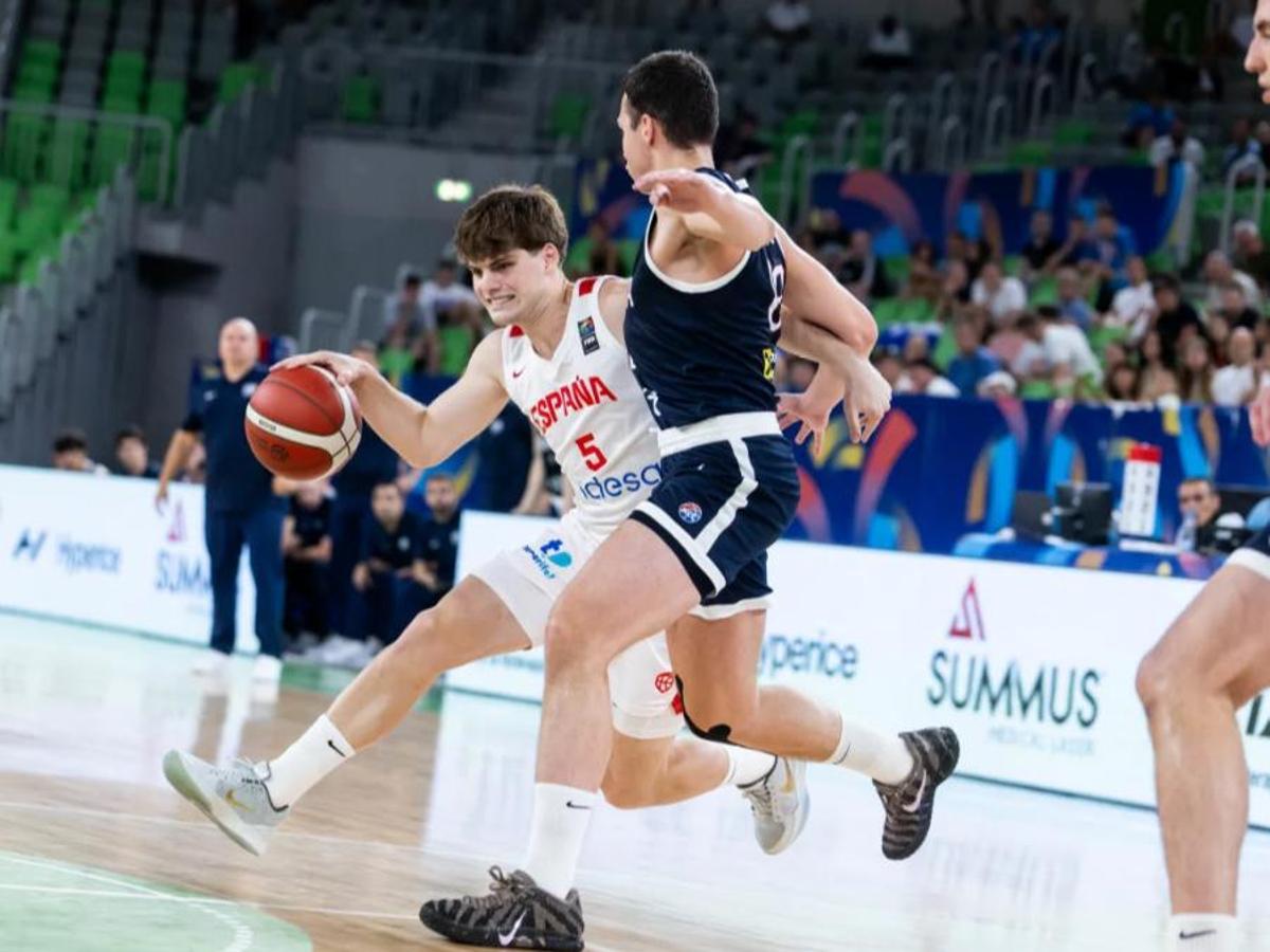 Álex Blanco no pudo acabar el partido ante Serbia, penalizado con 5 faltas en sus 15 minutos en pista.