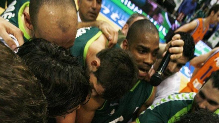 Los jugadores del Unicaja celebran el triunfo ante Valencia en 2010.