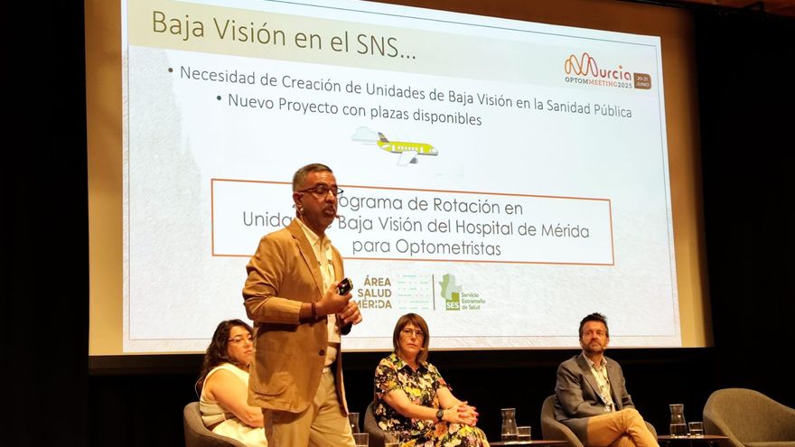 El Hospital de Mérida impulsa un programa pionero que potencia la formación de los ópticos-optometristas