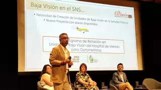El Hospital de Mérida impulsa un programa pionero que potencia la formación de los ópticos-optometristas