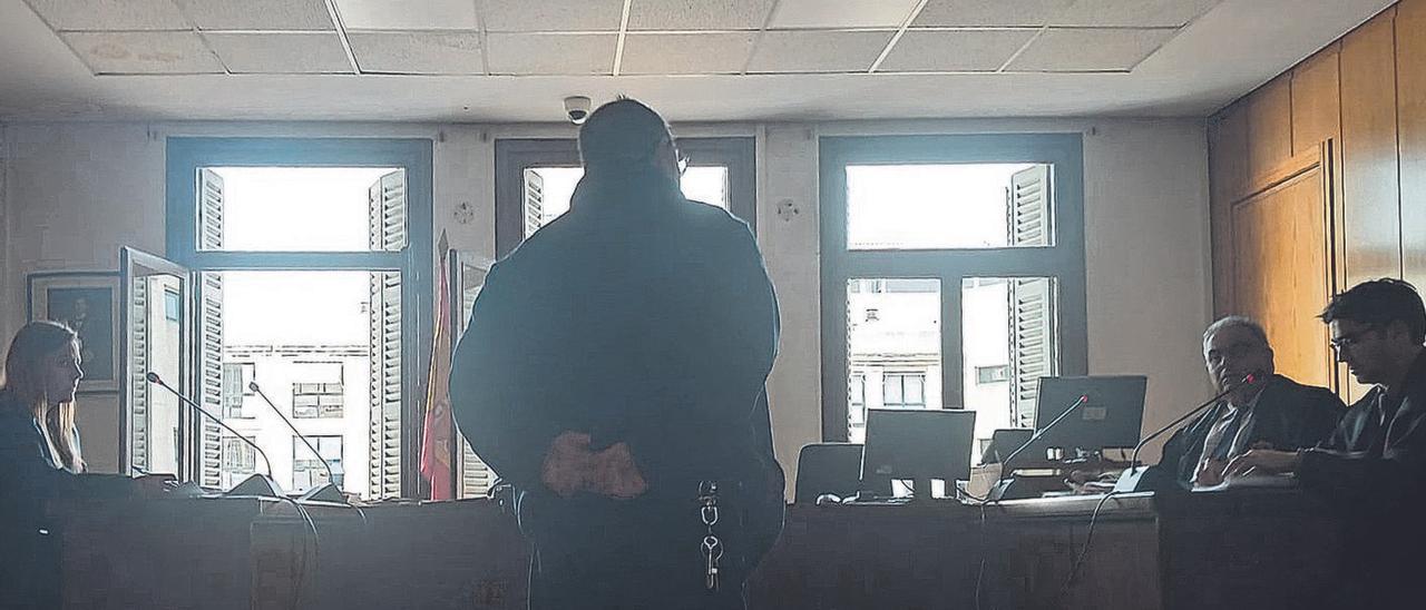 El hombre acusado de malos tratos habituales, ayer durante el juicio celebrado en Palma.