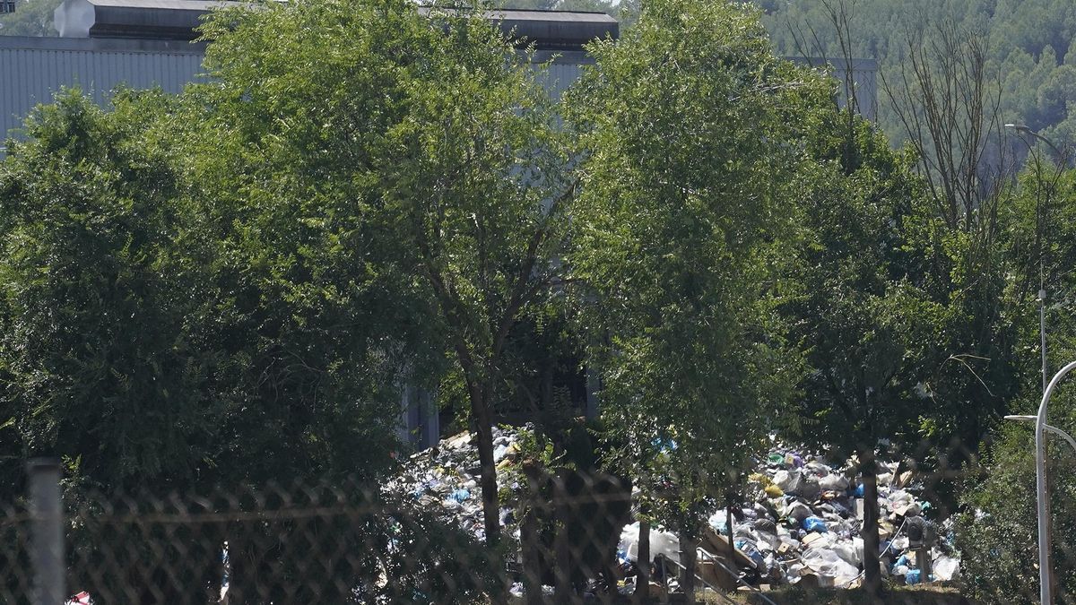 Deixalles apilonades a fora de la planta, la setmana passada.
