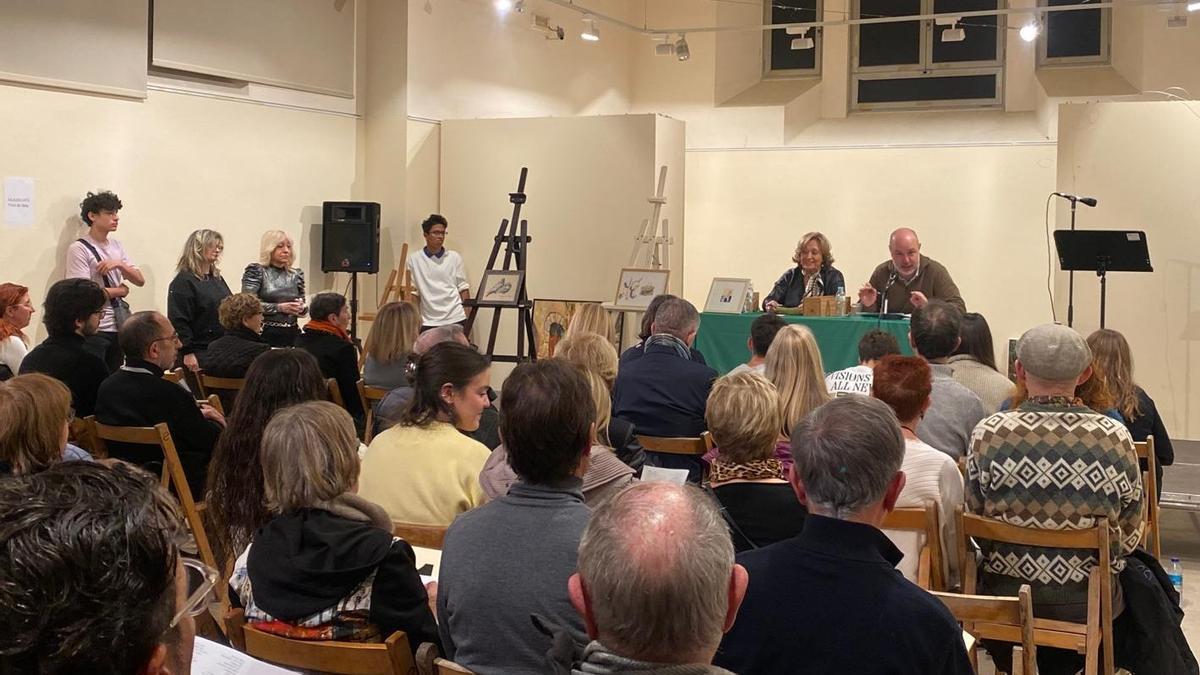 Un moment de la subhasta de pintures contra el càncer