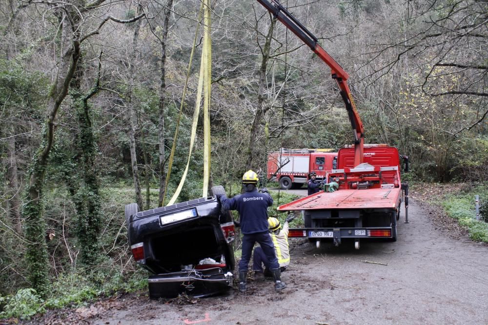 Retiren el vehicle accidentat en una pista forestal de Susqueda