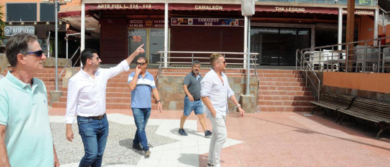 El concejal de Urbanismo, Alejandro Marichal (segundo izqda.) durante una visita al centro comercial Kasbah.