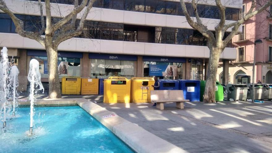 Volen retirar dos contenidors grocs de la plaça de la Palmera.