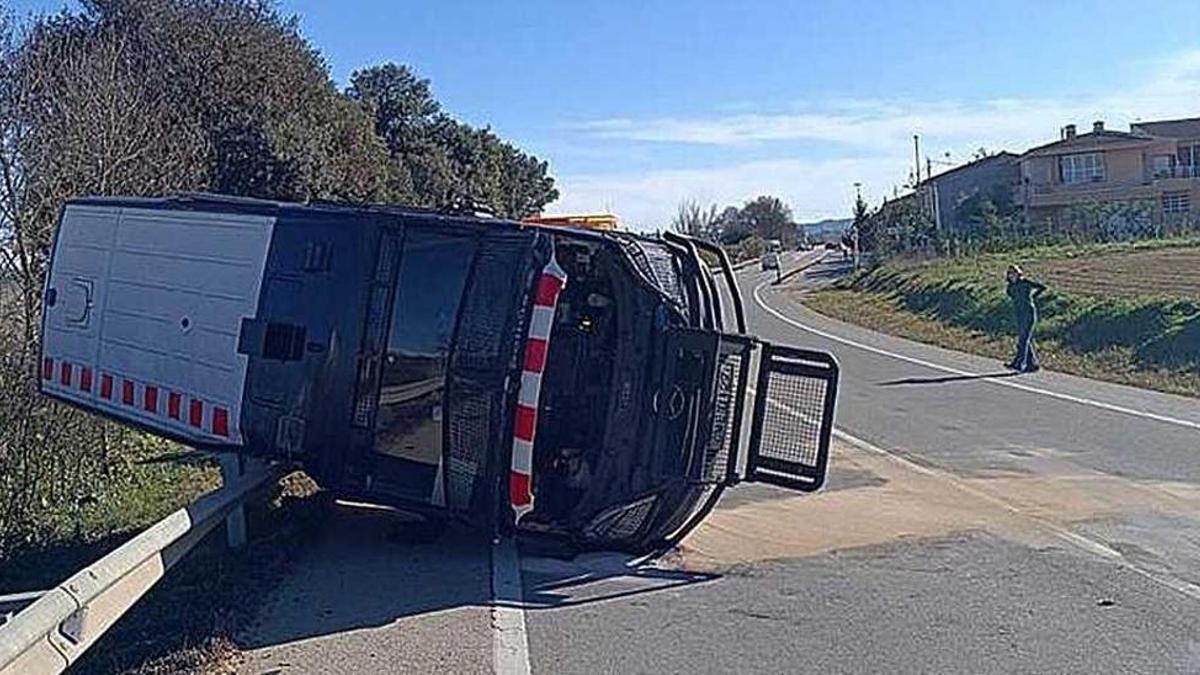 El furgó policial dels Mossos d'Esquadra després de ser envestit per un conductor begut a Riudarenes.